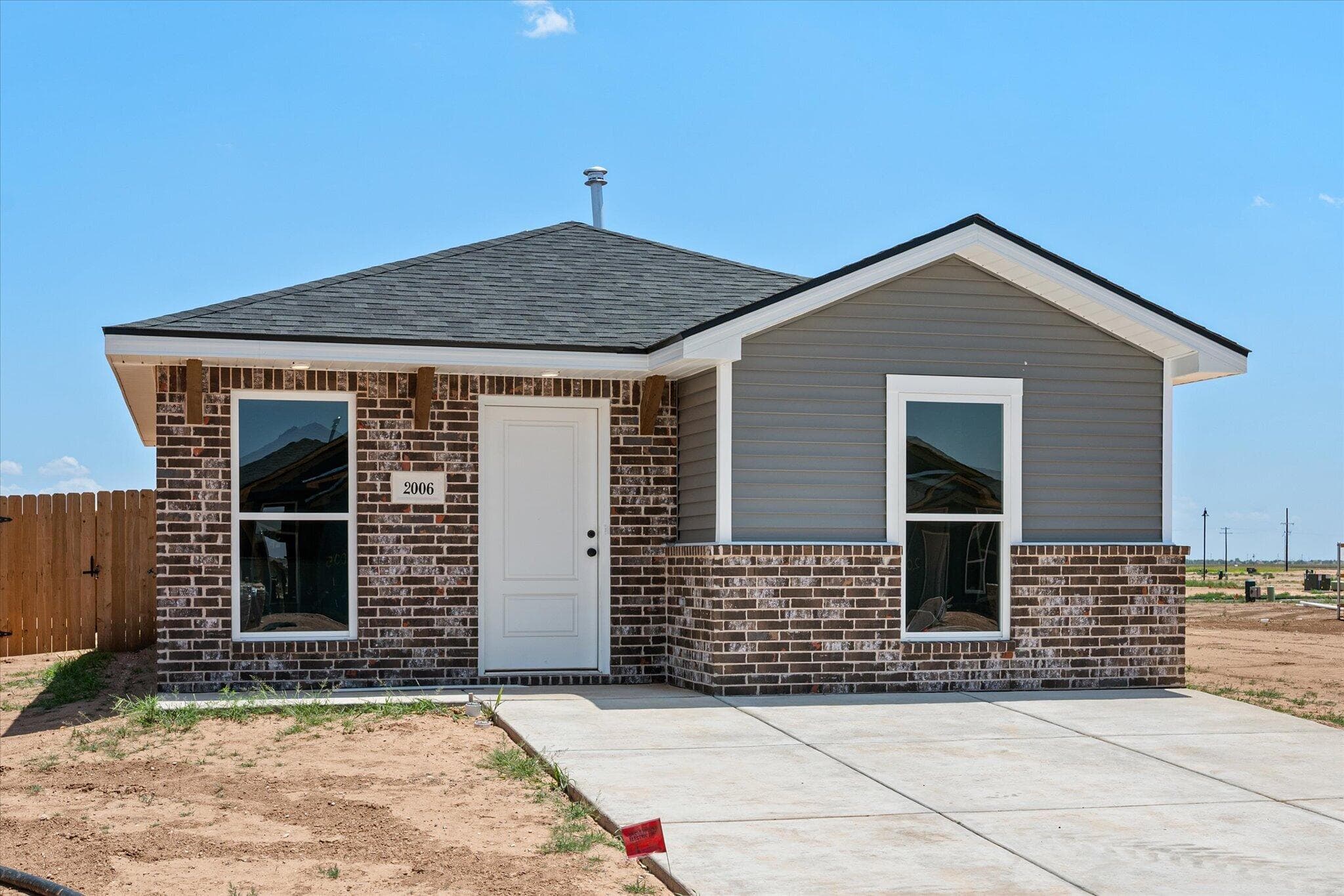 2006 Tractor Avenue - Image 1