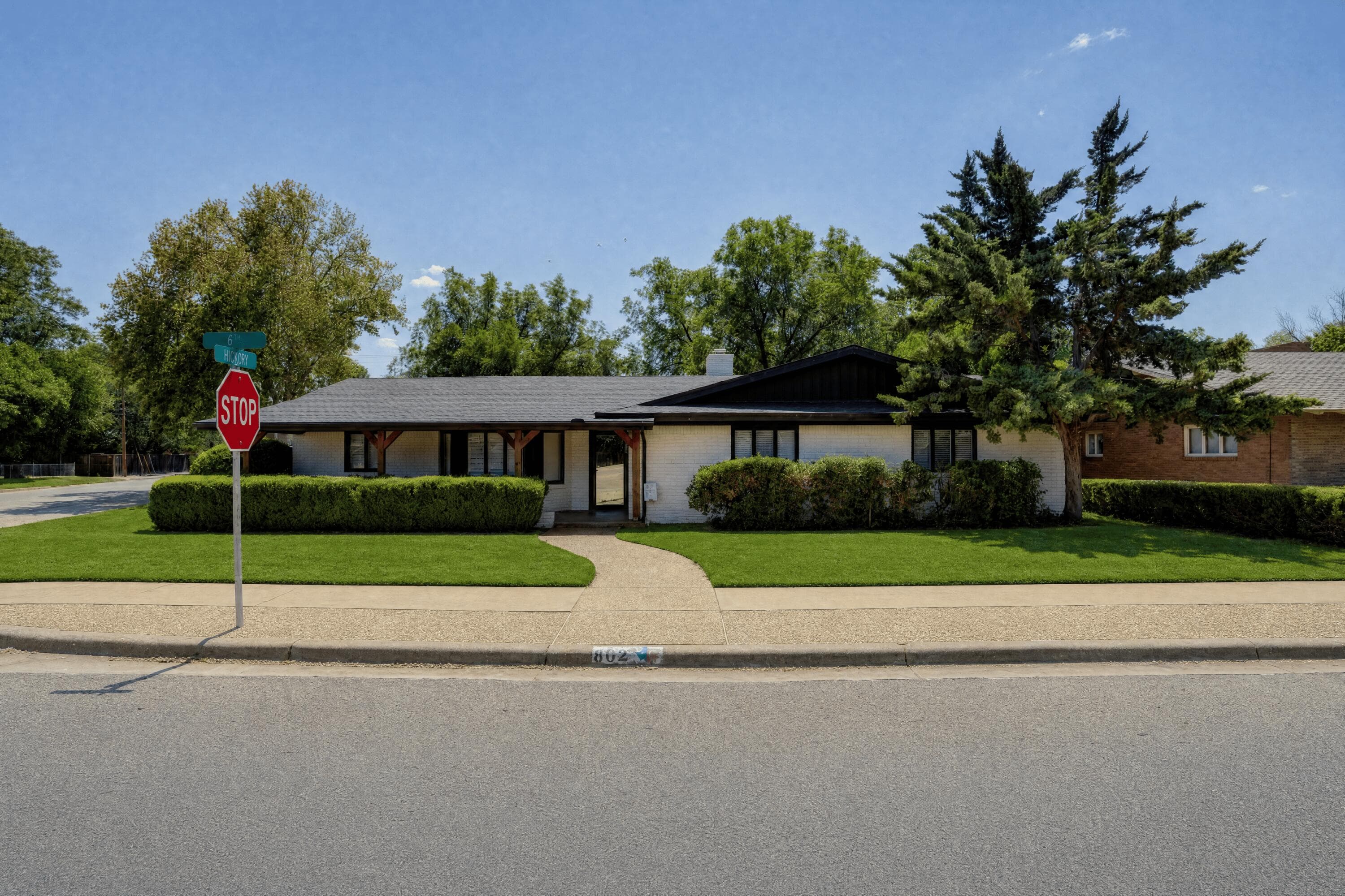 802 W 6th Street - Image 1