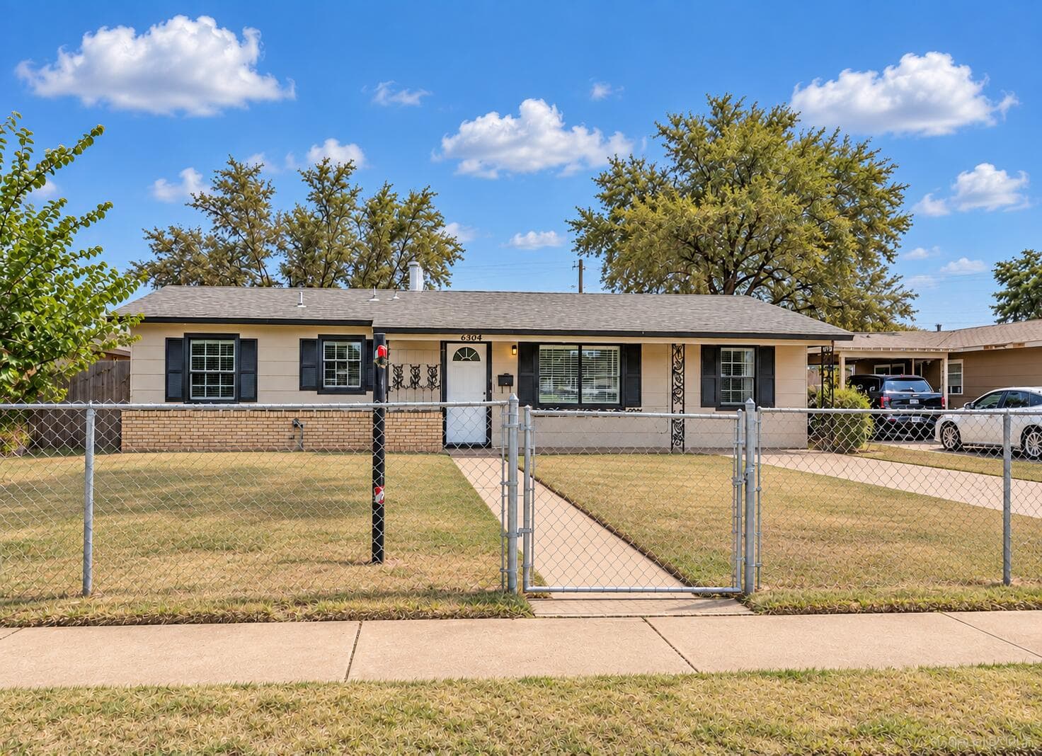 2722 E 9th Street - Image 1