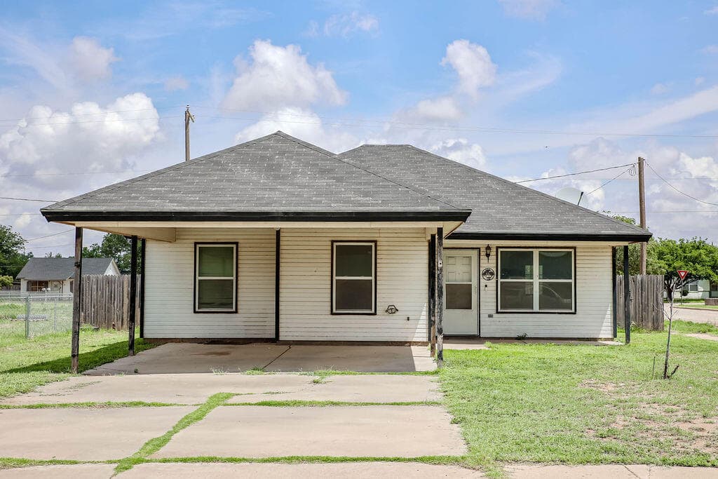 319 E Queens Street - Image 1